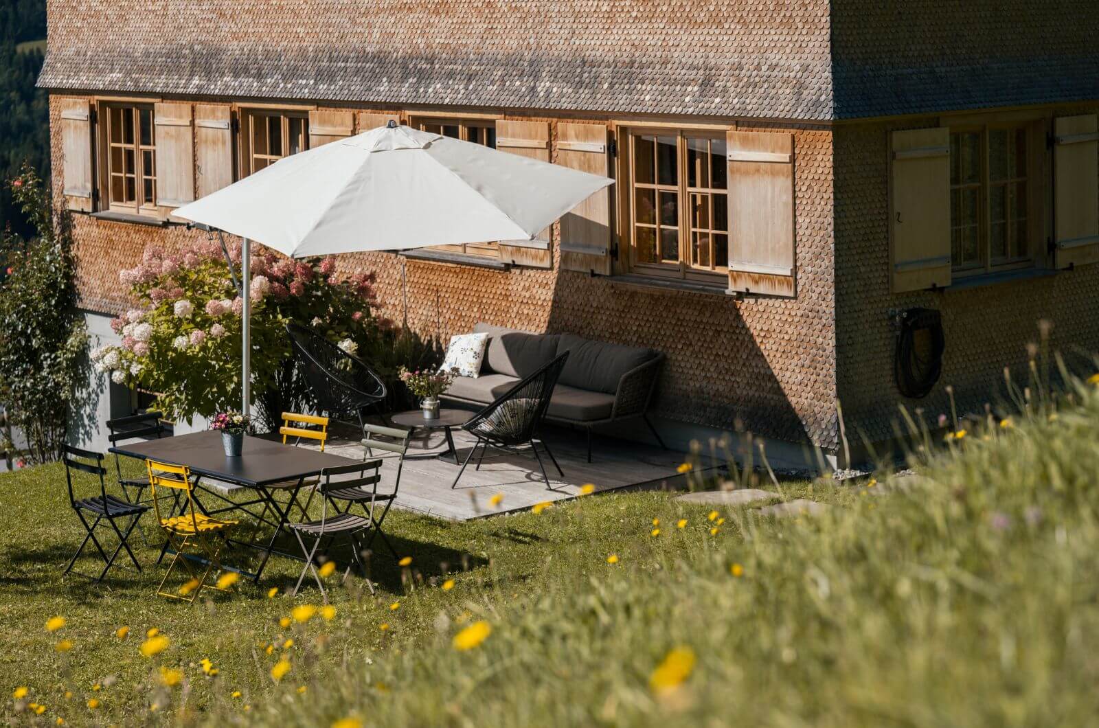 Terrasse-Ferienwohnung-Ferienhaus-Holzhaus-idylle-Sauna-Wellness-Urlaub-mit-Kind-Nachhaltig-Oesterreich-Bregenzerwald-Halwina-Hideaway