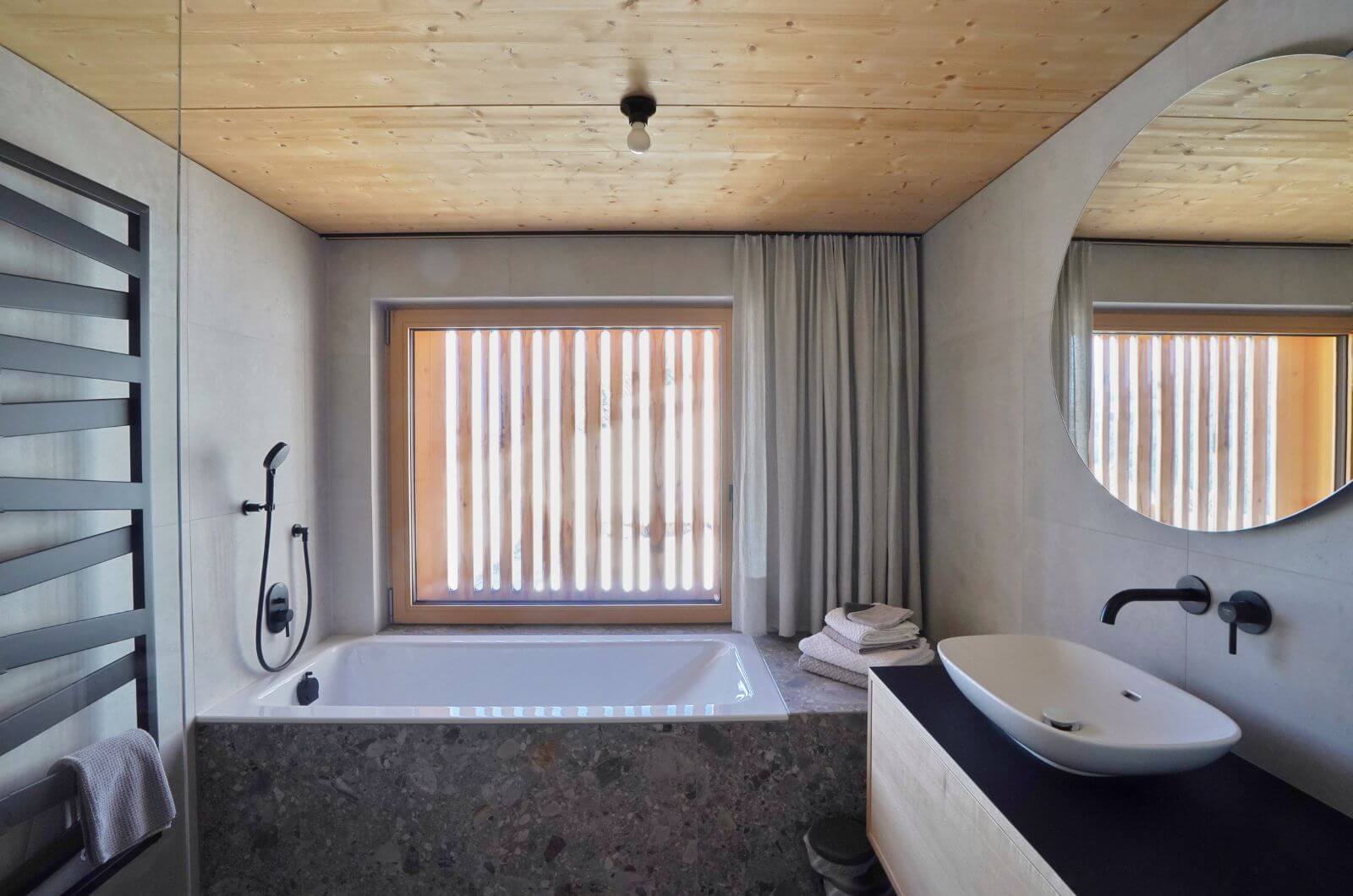 Wanne-Ferienwohnung-Ferienhaus-Holzhaus-idylle-Sauna-Wellness-Urlaub-mit-Kind-Nachhaltig-Oesterreich-Bregenzerwald-Halwina-Hideaway (2)