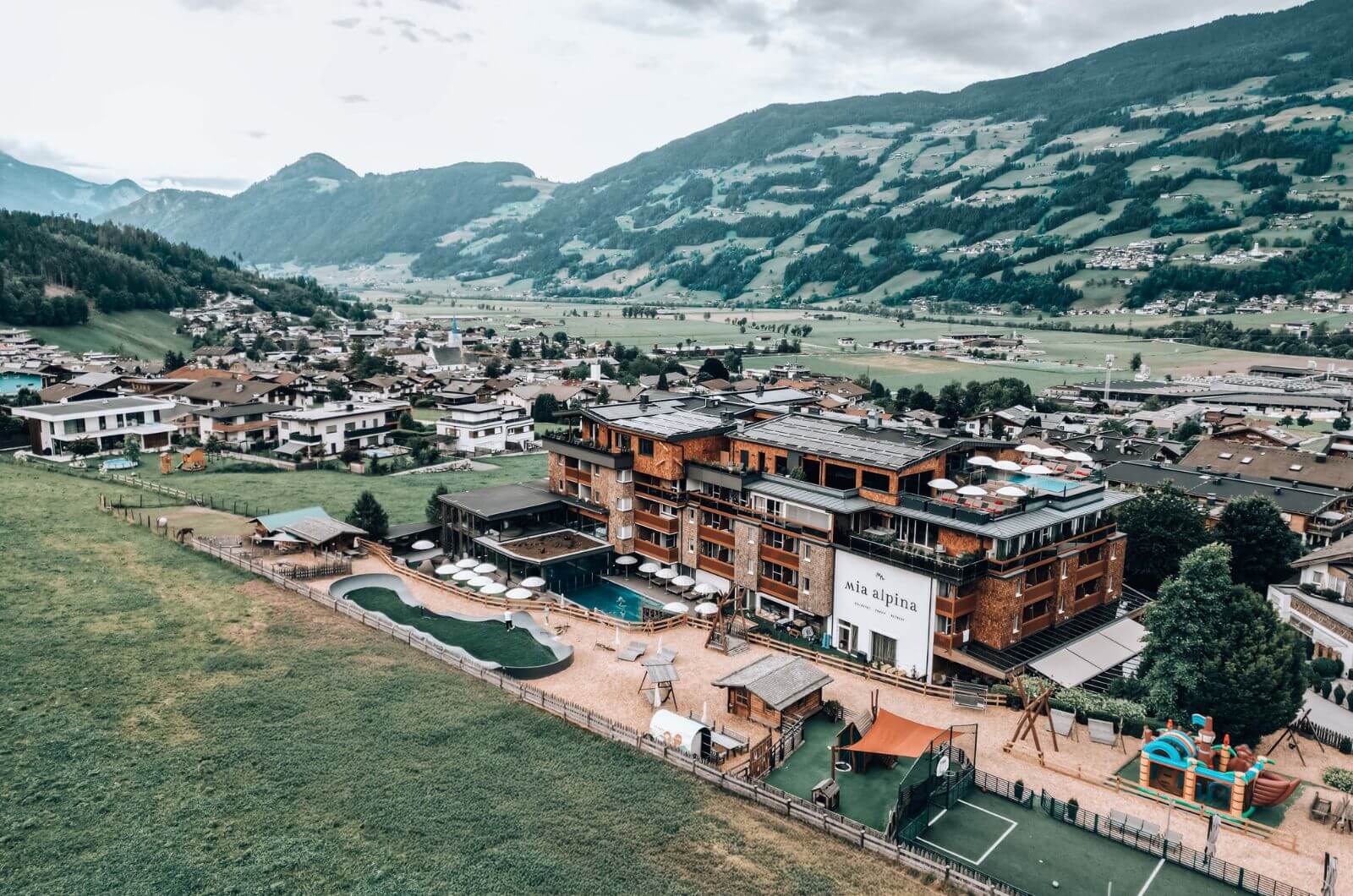 Wellness-Familienhotel-Kinderhotel-Zillertal-Oesterreich-Mia-Alpina-Luxus-Pool-Urlaub-mit-Kind-Familienurlaub
