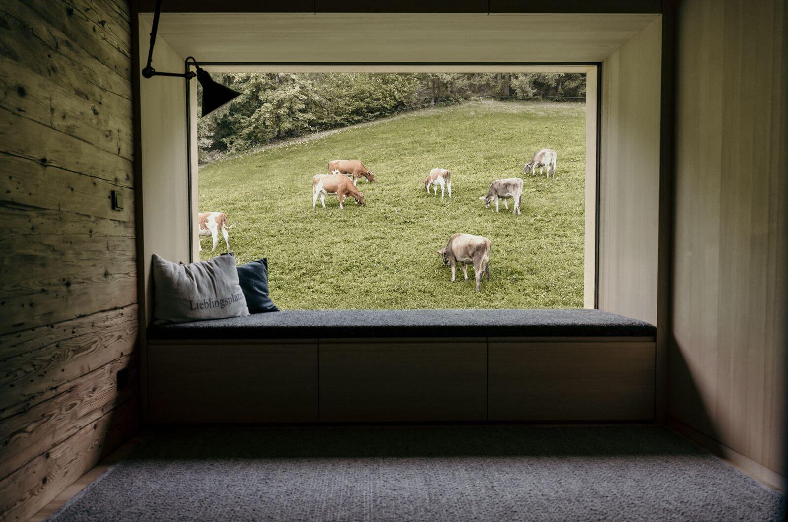 Wohnfenster-Ferienwohnung-Ferienhaus-Holzhaus-idylle-Sauna-Wellness-Urlaub-mit-Kind-Nachhaltig-Oesterreich-Bregenzerwald-Halwina-Hideaway