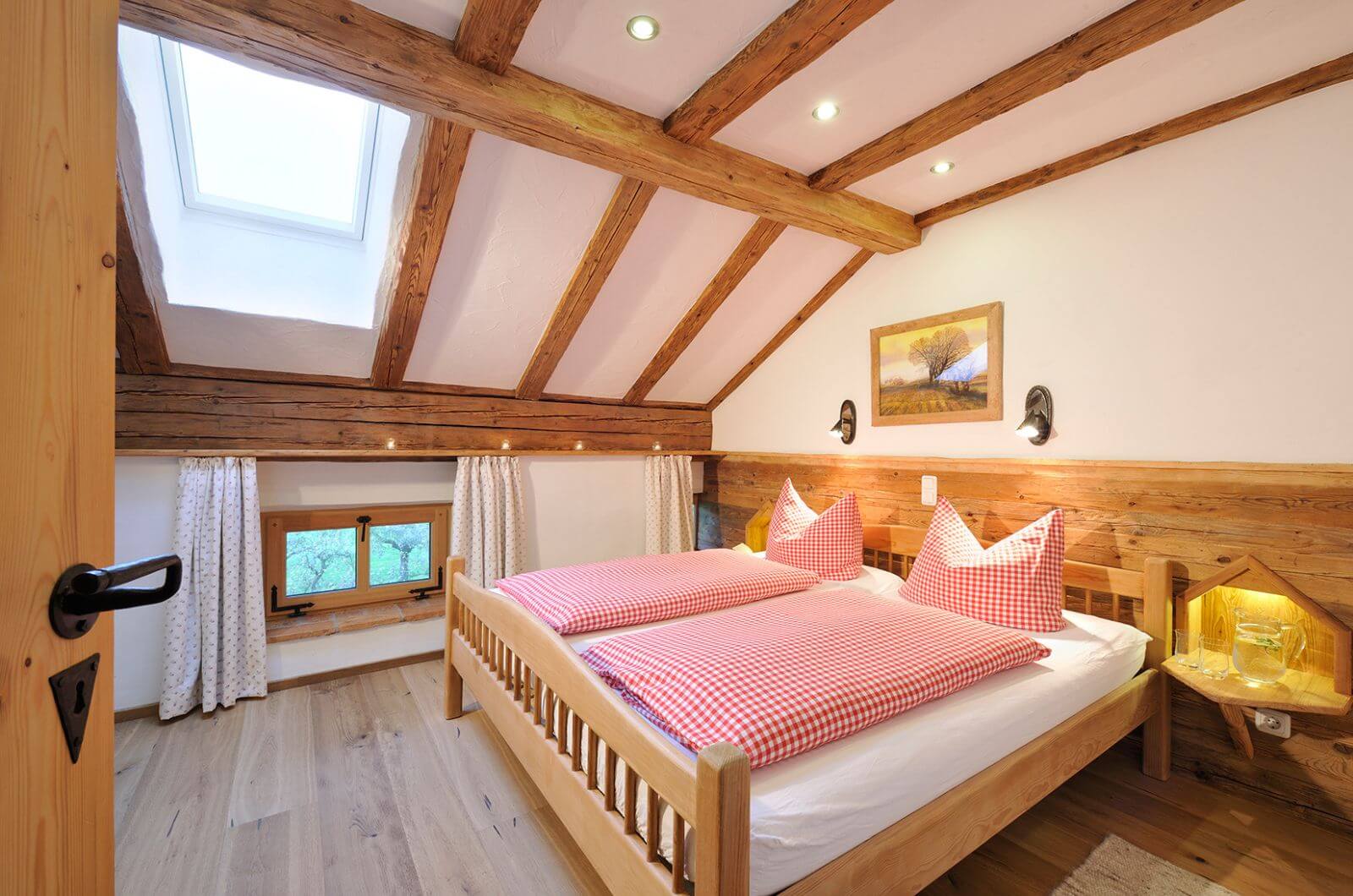 Schlafzimmer-Kinderbauernhof-Urlaub-mit-Kind-in-Bayern-deutschland-chiemsee-ferienwohnung-familienfreundlich-esterer-hof-familienurlaub