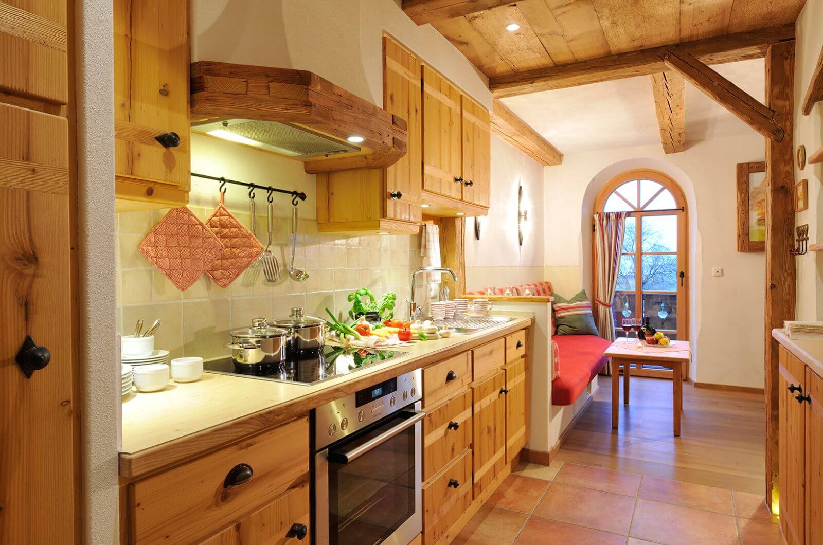 kueche-Kinderbauernhof-Urlaub-mit-Kind-in-Bayern-deutschland-chiemsee-ferienwohnung-familienfreundlich-esterer-hof-familienurlaub