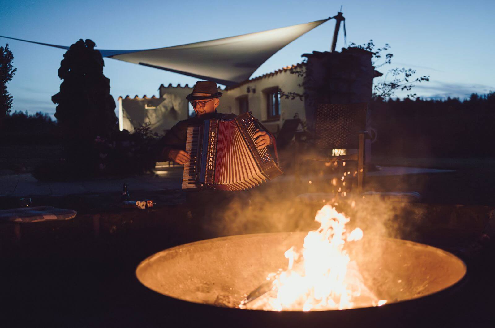 lagerfeuer-Kinderbauernhof-Urlaub-mit-Kind-in-Bayern-deutschland-chiemsee-ferienwohnung-familienfreundlich-esterer-hof-familienurlaub