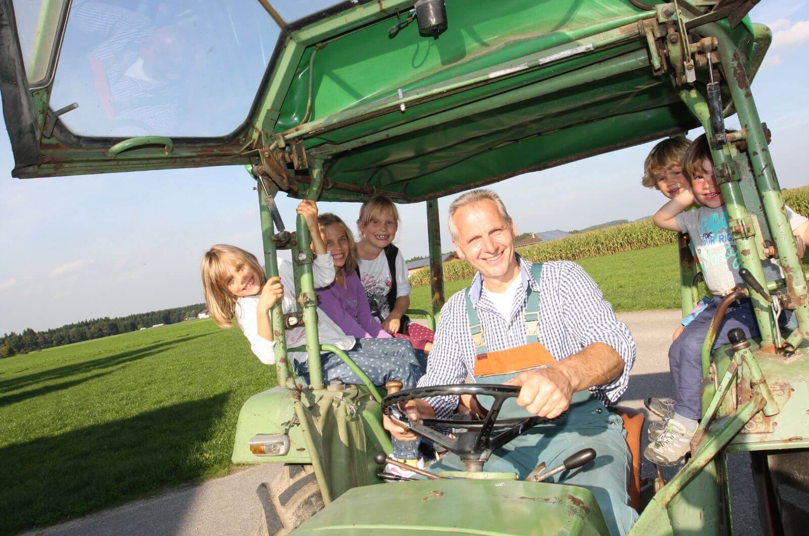 traktor-Kinderbauernhof-Urlaub-mit-Kind-in-Bayern-deutschland-chiemsee-ferienwohnung-familienfreundlich-esterer-hof-familienurlaub