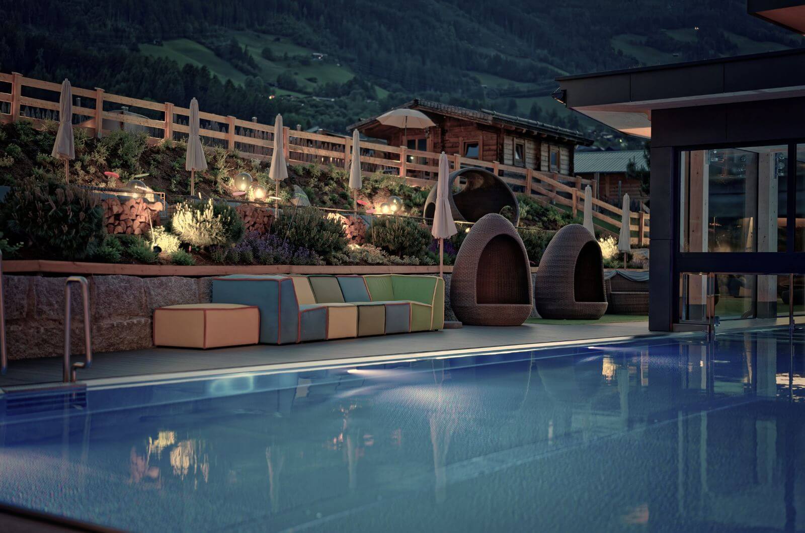 Außenpool-Familienhotel-Kinderhotel-Zillertal-Oesterreich-Mia-Alpina-Luxus-Pool-Urlaub-mit-Kind-Familienurlaub