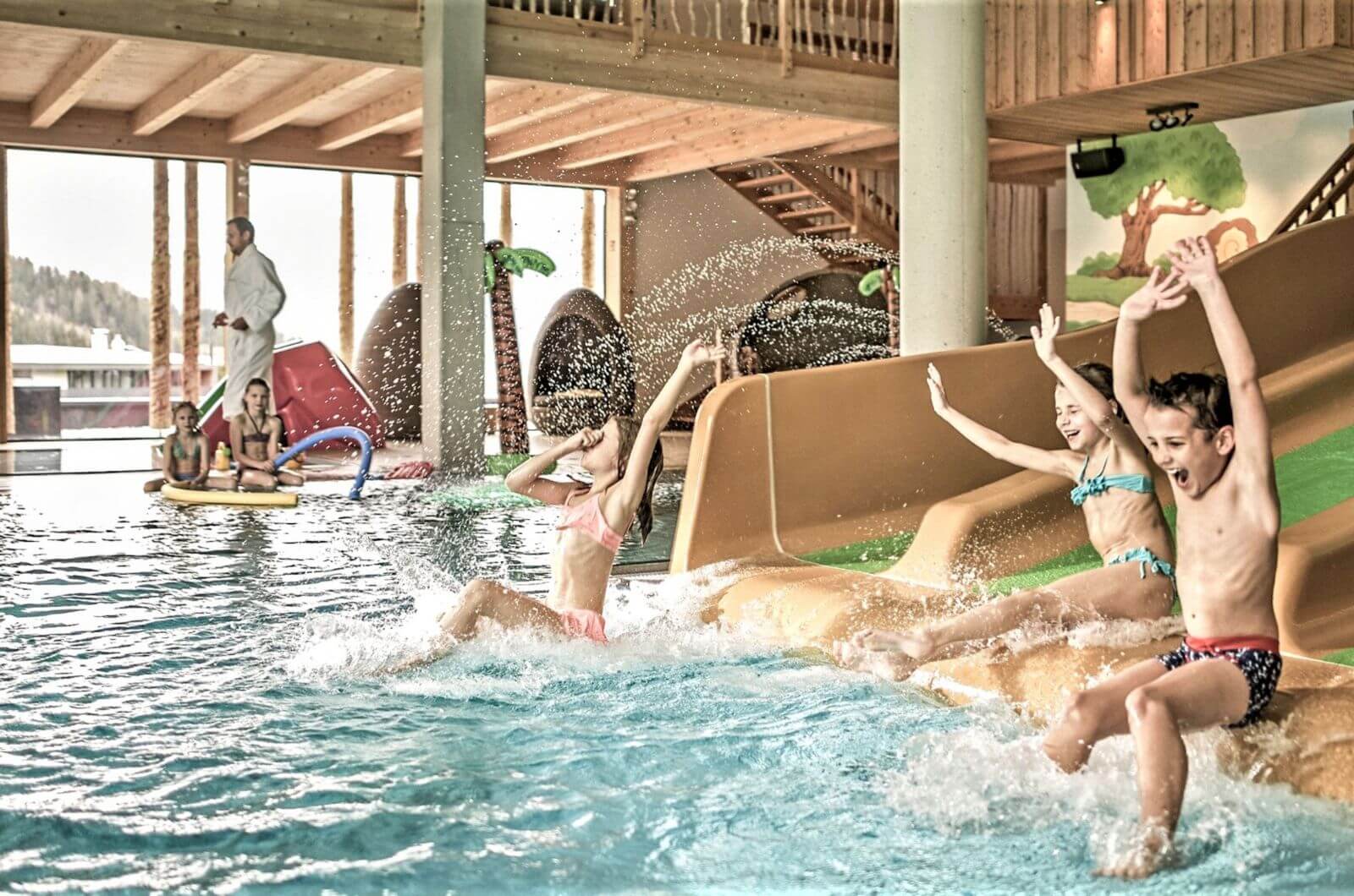 Hallenbad-Familienhotel-Kinderhotel-Zillertal-Oesterreich-Mia-Alpina-Luxus-Pool-Urlaub-mit-Kind-Familienurlaub