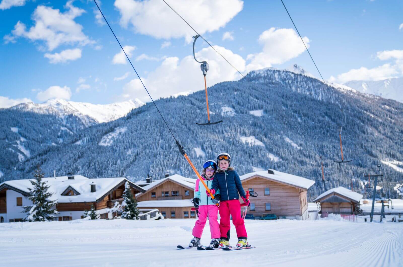 Kinder-Skischule-Aparthotel-Familienhoteldirekt-an-Skipiste-Osttirol-Oesterreich-Obertilliach-Tillga-Glück-Familienurlaub-Urlaub-mit-Kind