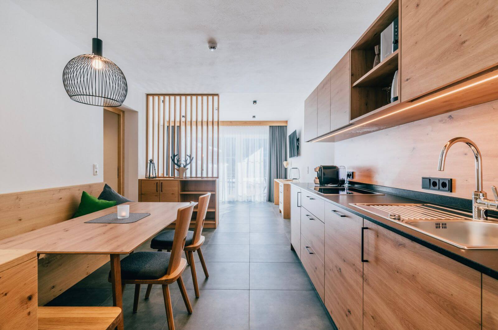 Kueche-Familienhotel-mit-Ferienwohnungen-direkt-an-Piste-Osttirol-Oesterreich-Obertilliach-Tillga-Glück-Familienurlaub-Urlaub-mit-Kind