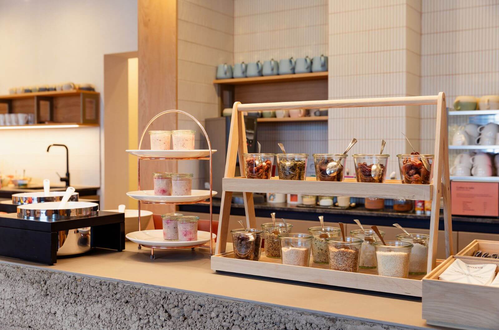 fruehstuecksbuffet-boutique-hotel-familienfreundlich-schladming-eco-cabins-nachhaltig-familienhotel-biyou-oesterreich-ferienhaus