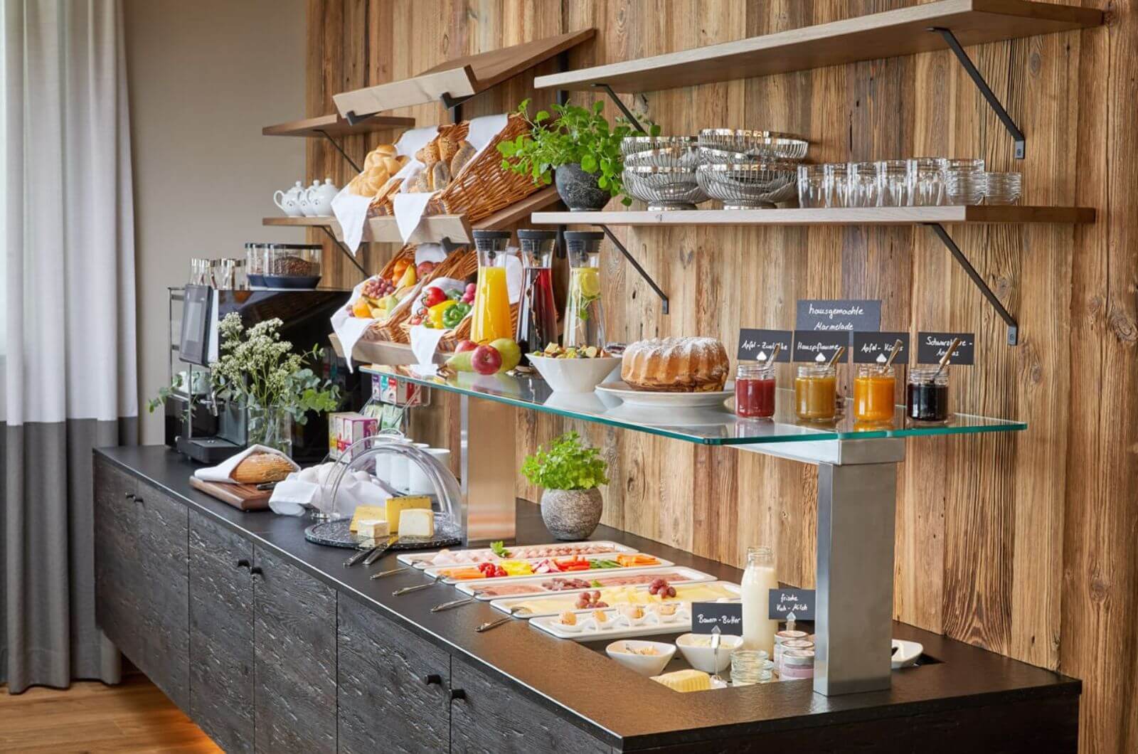 Fruehstuecksbuffet-Moderner-Berg-Bauernhof-Urlaub-mit-Kindern-Baby-Hoftiere-Alpen-Oesterreich-Ferienwohnung-Bergldoge-Grossarl