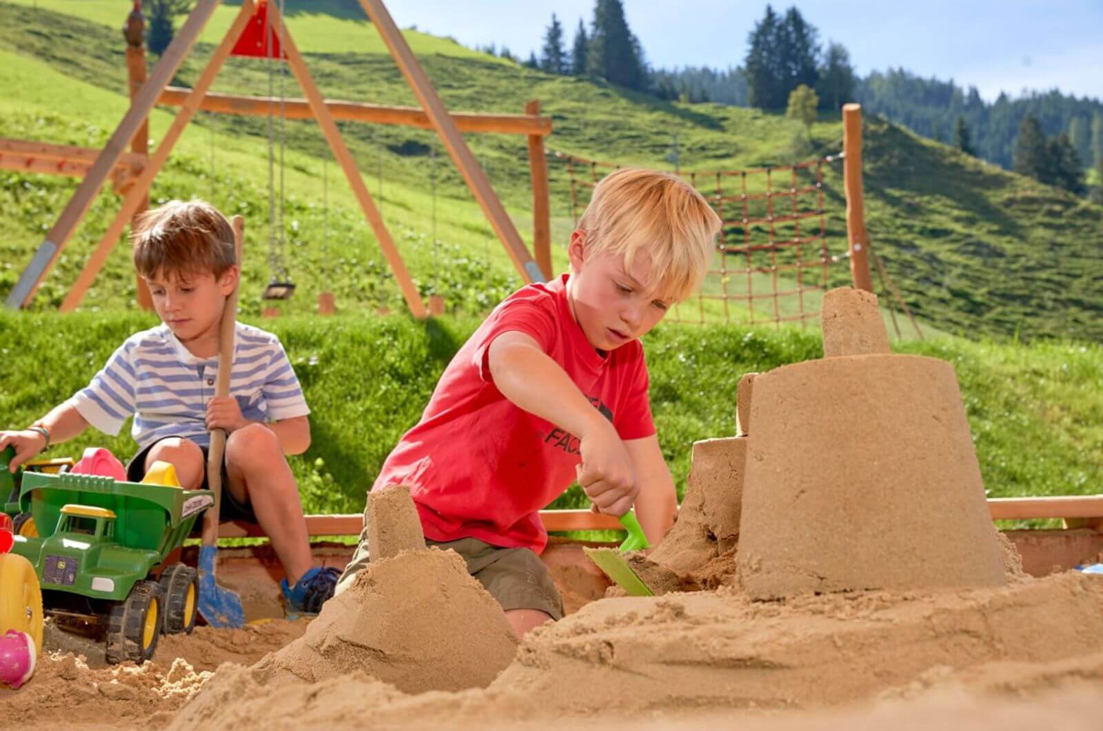 Sandkasten-Moderner-Berg-Bauernhof-Urlaub-mit-Kindern-Baby-Hoftiere-Alpen-Oesterreich-Ferienwohnung-Bergldoge-Grossarl
