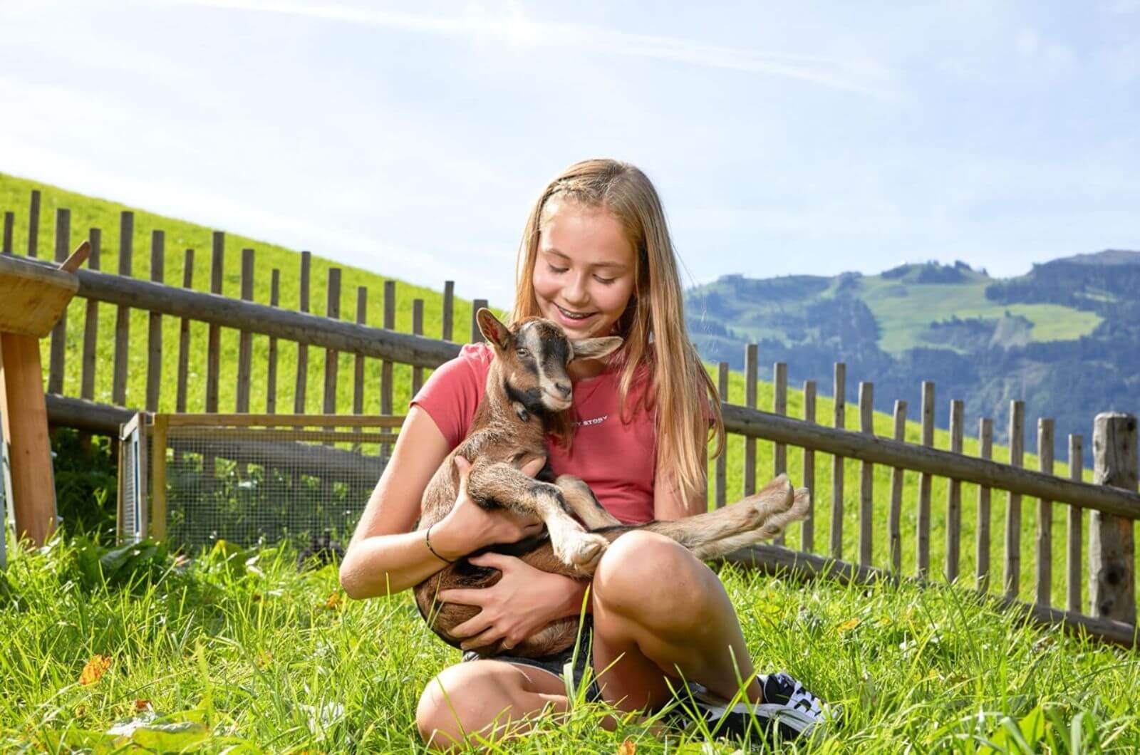 Ziege-Moderner-Berg-Bauernhof-Urlaub-mit-Kindern-Baby-Hoftiere-Alpen-Oesterreich-Ferienwohnung-Bergldoge-Grossarl