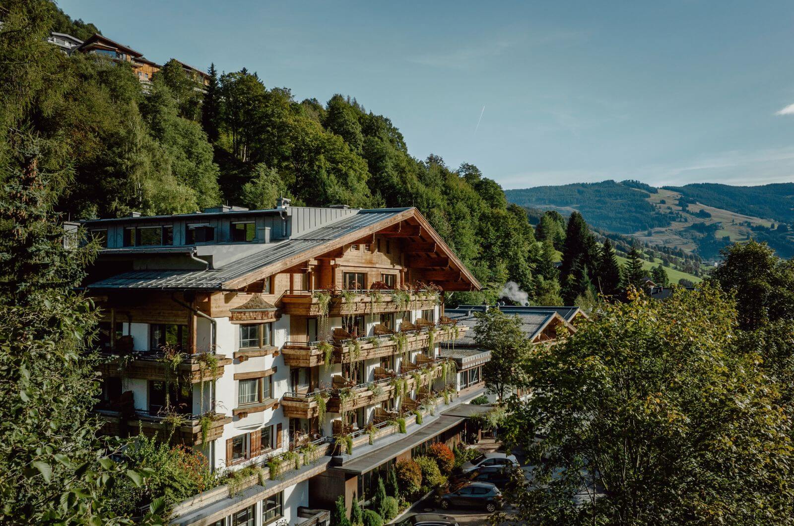 Familienhotel-Hinterglemm-Urlaub-mit-Kind-Pool-Schwimmteich-Waldgarten-Hotel-Theresia