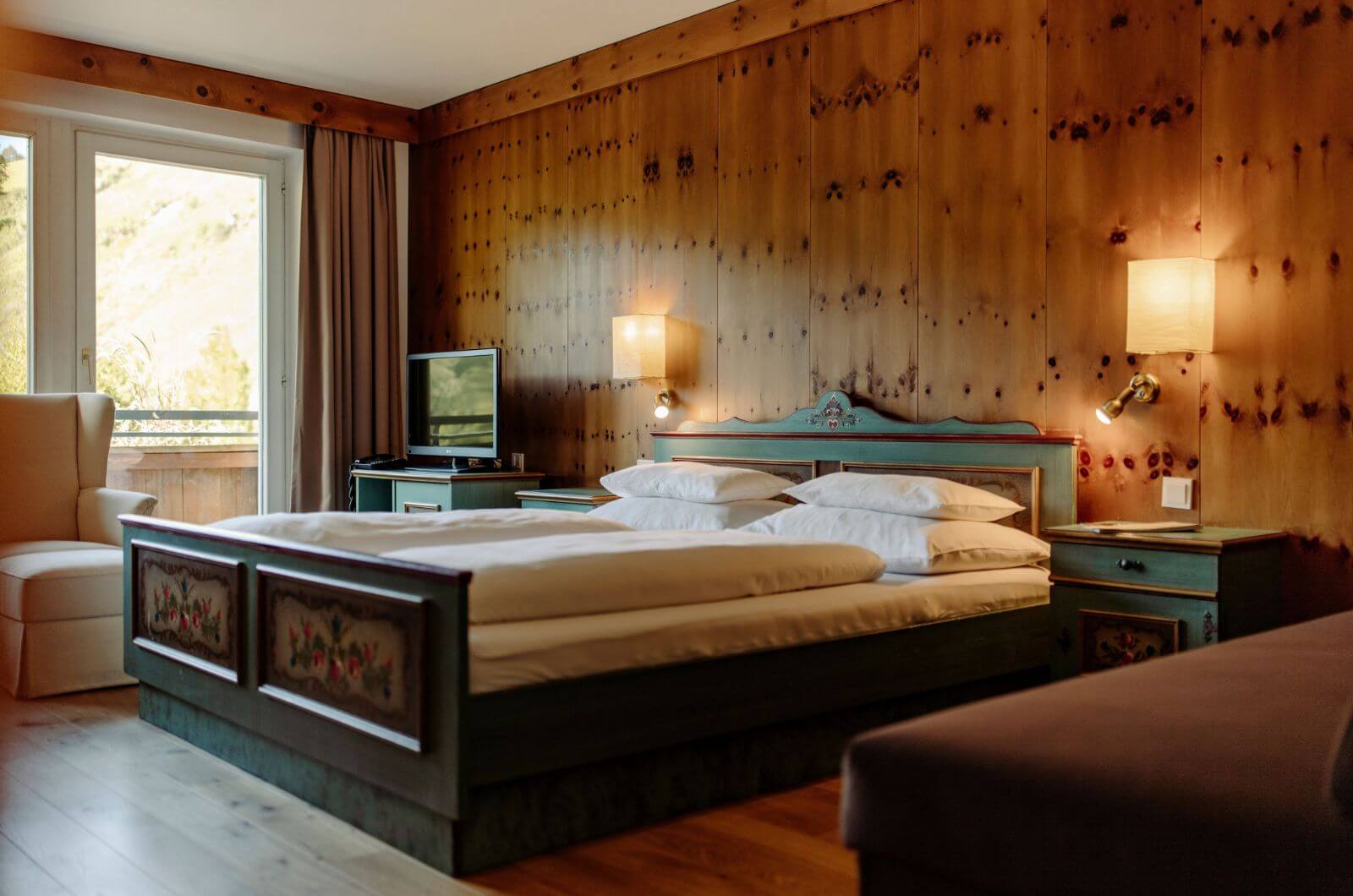 Familiensuite-Familienhotel-direkt-an-Skipiste-Hinterglemm-Skiurlaub-mit-Kind-Pool-Schwimmteich-Waldgarten-Hotel-Theresia
