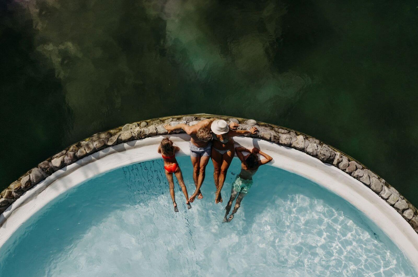 Pool-Familienhotel-4-Sterne-Superior-Sommerurlaub-Hinterglemm-Urlaub-mit-Kind-Pool-Schwimmteich-Waldgarten-Hotel-Theresia