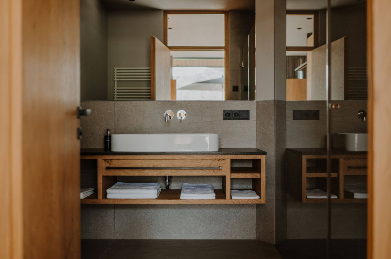 Badezimmer-Bio-Bauernhof-mit-Pool-Urlaub-Bauernhof-mit-Kindern-Suedtirol-Stollhof-Algund-Apfelhof-Spielplatz-Ferienwohnungen-4-6-Personen