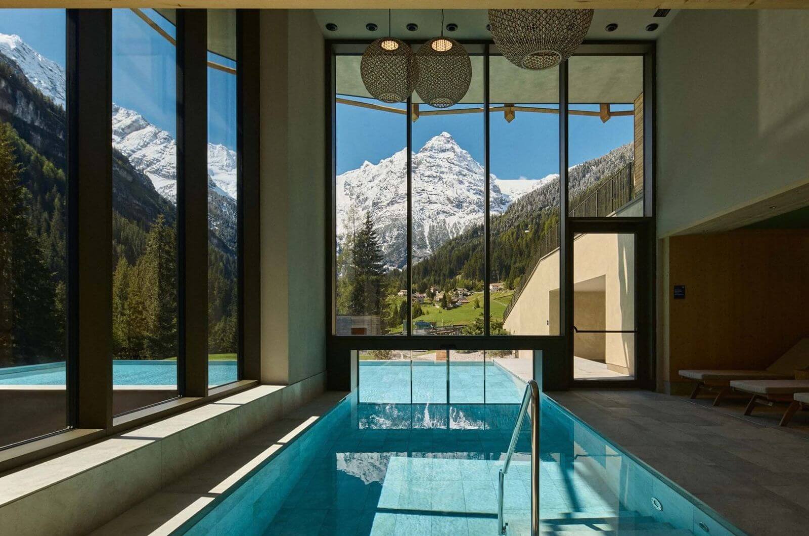 Indoor-Outdoorpool-Familienhotel-Boutique-Hotel-Suedtirol-Familienurlaub-Urlaub-mit-Kindern-Baby-in-den-Bergen-Bella-Vista-Trafoi