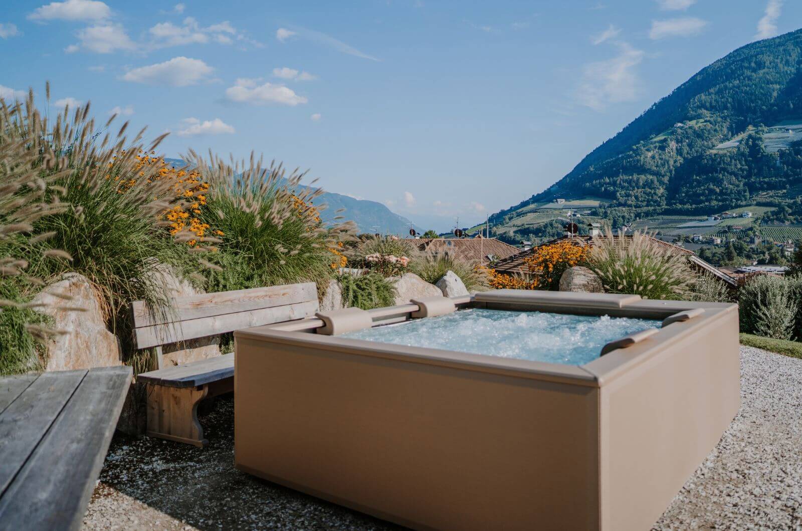 Jacuzzi-Bio-Bauernhof-mit-Pool-Urlaub-Bauernhof-mit-Kindern-Suedtirol-Stollhof-Algund-Apfelhof-Spielplatz-Ferienwohnungen-4-6-Personen
