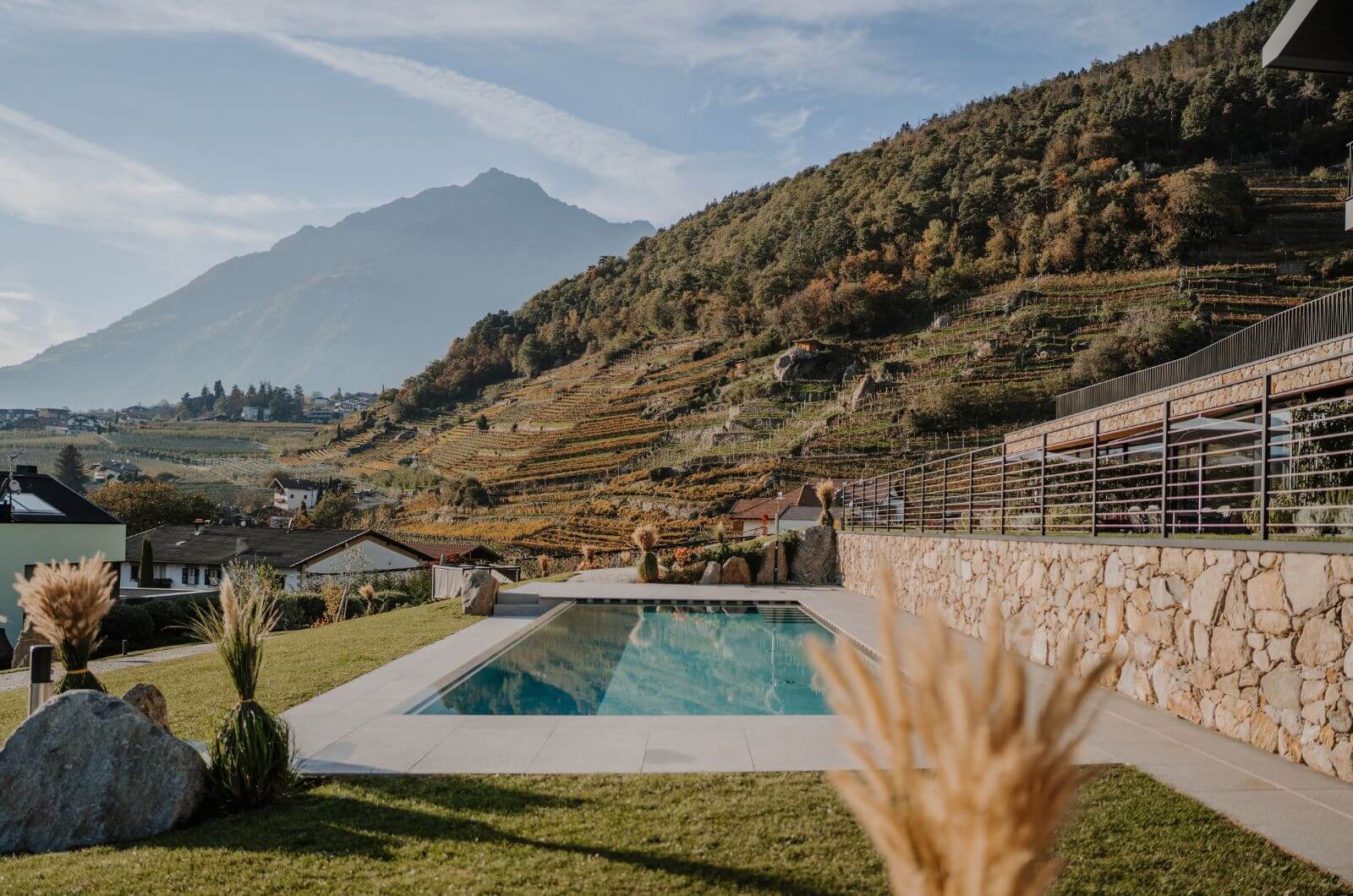 Pool-Bauernhof-mit-Pool-Urlaub-Bauernhof-mit-Kindern-Suedtirol-Stollhof-Algund-Apfelhof-Spielplatz-Ferienwohnungen-4-6-Personen