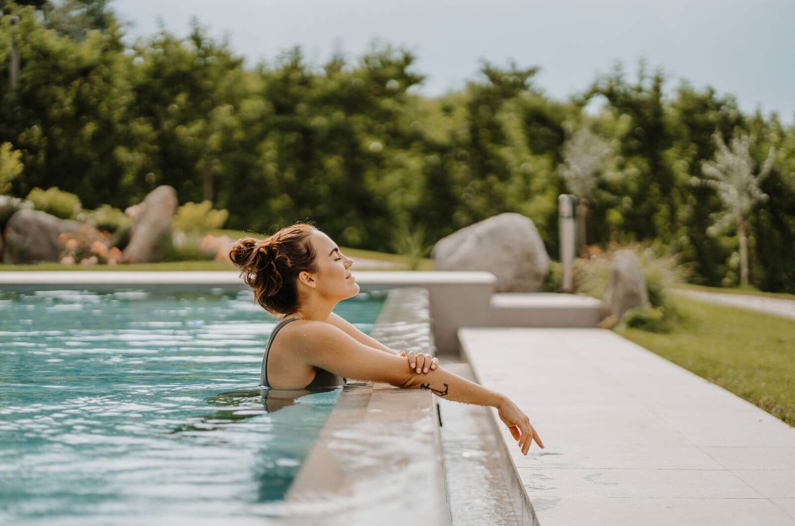 Relaxen-Bio-Bauernhof-mit-Pool-Urlaub-Bauernhof-mit-Kindern-Suedtirol-Stollhof-Algund-Apfelhof-Spielplatz-Ferienwohnungen-4-6-Personen
